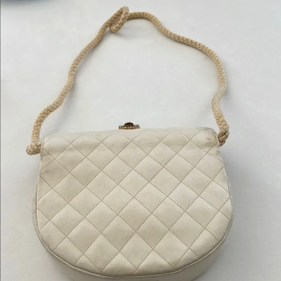 CHANEL Cream Quilted Clutch with Gold Accents - Picture 5 of 7